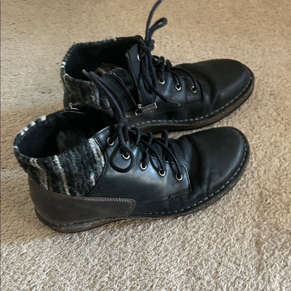 Aetrex Black Leather Ankle Boots with Patterned Collar